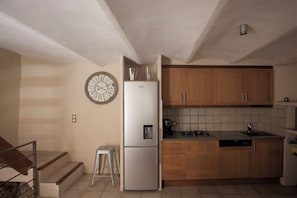 Réfrigérateur, micro-ondes, plaque de cuisson, lave-vaisselle