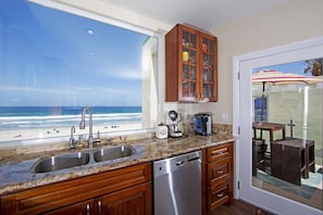 Fridge, microwave, oven, stovetop - Beautiful Oceanfront Penthouse in North Mission Beach (San Diego)