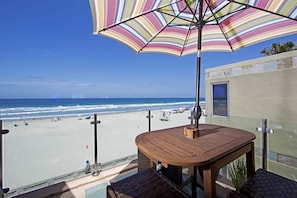 Outdoor dining - Beautiful Oceanfront Penthouse in North Mission Beach (San Diego)