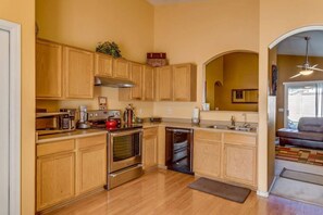 Fridge, microwave, oven, stovetop - Peoria Vacation Escape- Near Stadium - Outlets - Family & Travel Nurse Friendly! (Peoria)
