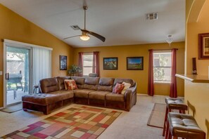 Smart TV, video games, offices - Peoria Vacation Escape- Near Stadium - Outlets - Family & Travel Nurse Friendly! (Peoria)
