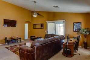 Smart TV, video games, offices - Peoria Vacation Escape- Near Stadium - Outlets - Family & Travel Nurse Friendly! (Peoria)