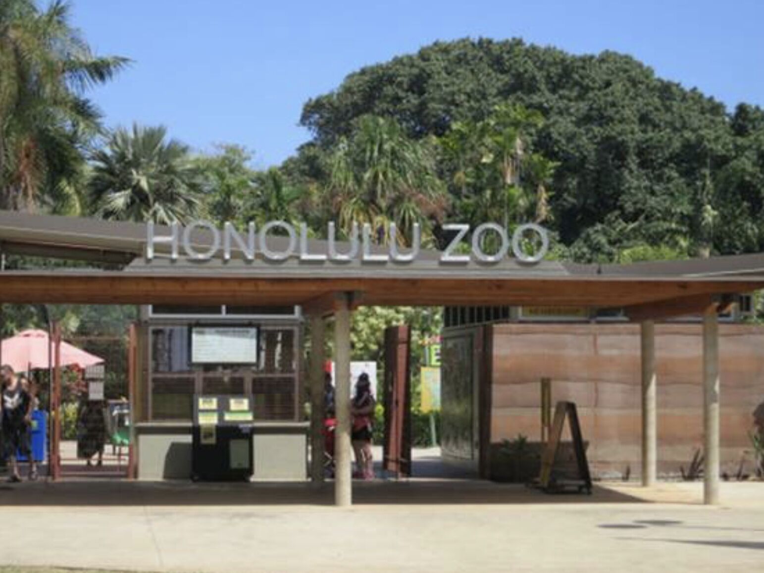 L’entrée du zoo d’Honolulu, avec un espace d’attente abrité et un guichet pour l’achat des billets.