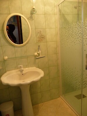Dusche, Haartrockner, Toilettenpapier