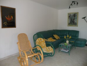 Fernseher, DVD-Player, Tischtennisplatte, Bücher