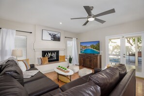 Smart-TV, Kamin, DVD-Player, Tischtennisplatte