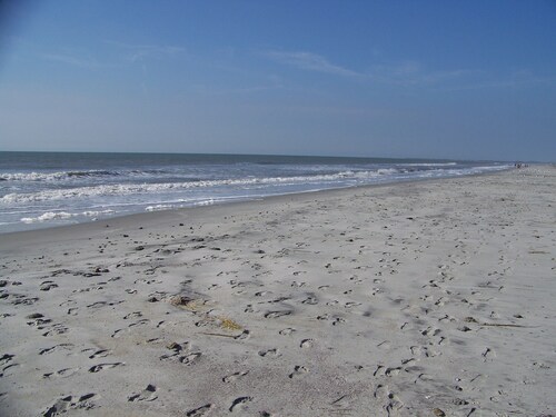 Second Row Folly Beach; Two living rooms ; Great Reviews