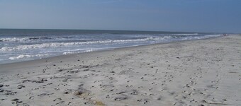 Second Row Folly Beach; Two living rooms ; Great Reviews