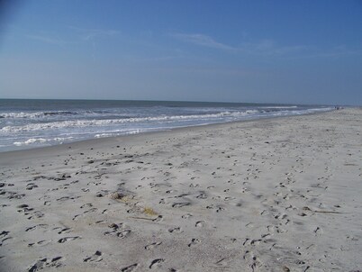 Second Row Folly Beach; Two living rooms ; Great Reviews