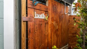 Une porte en bois avec une pancarte indiquant « bains » et des décorations en forme de papillons.