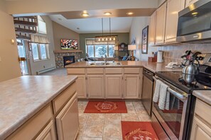 Refrigerador, microondas, placa de cocina, lavavajillas