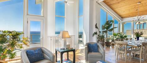 Télévision, cheminée, lecteur de DVD, baby-foot