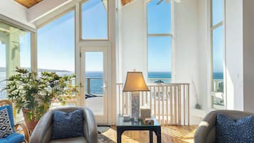 Televisión, chimenea, reproductor de DVD y futbolito