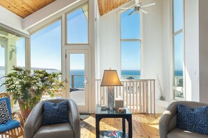 電視、壁爐、DVD 播放機、足球機