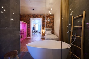 Luxury Apartment, Multiple Beds | Bathroom