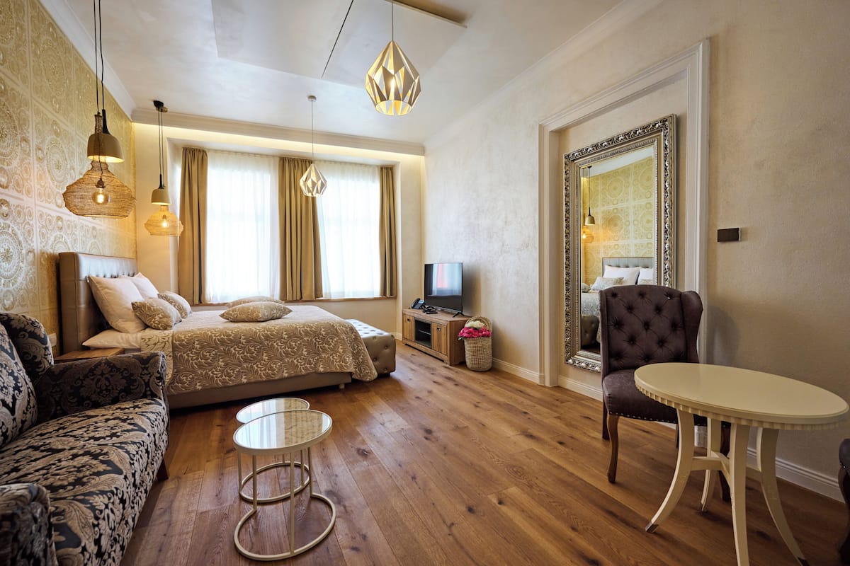 Minibar, in-room safe, individually decorated, individually furnished