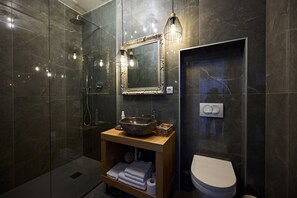 豪華雙人房, 1 張特大雙人床 (Hiša Ančka Boutique Hotel) | 浴室 | 淋浴設備、免費梳洗用品、風筒、拖鞋