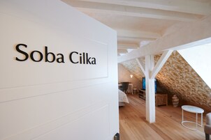 Un interior moderno con un letrero que dice 'Soba Cilka'.