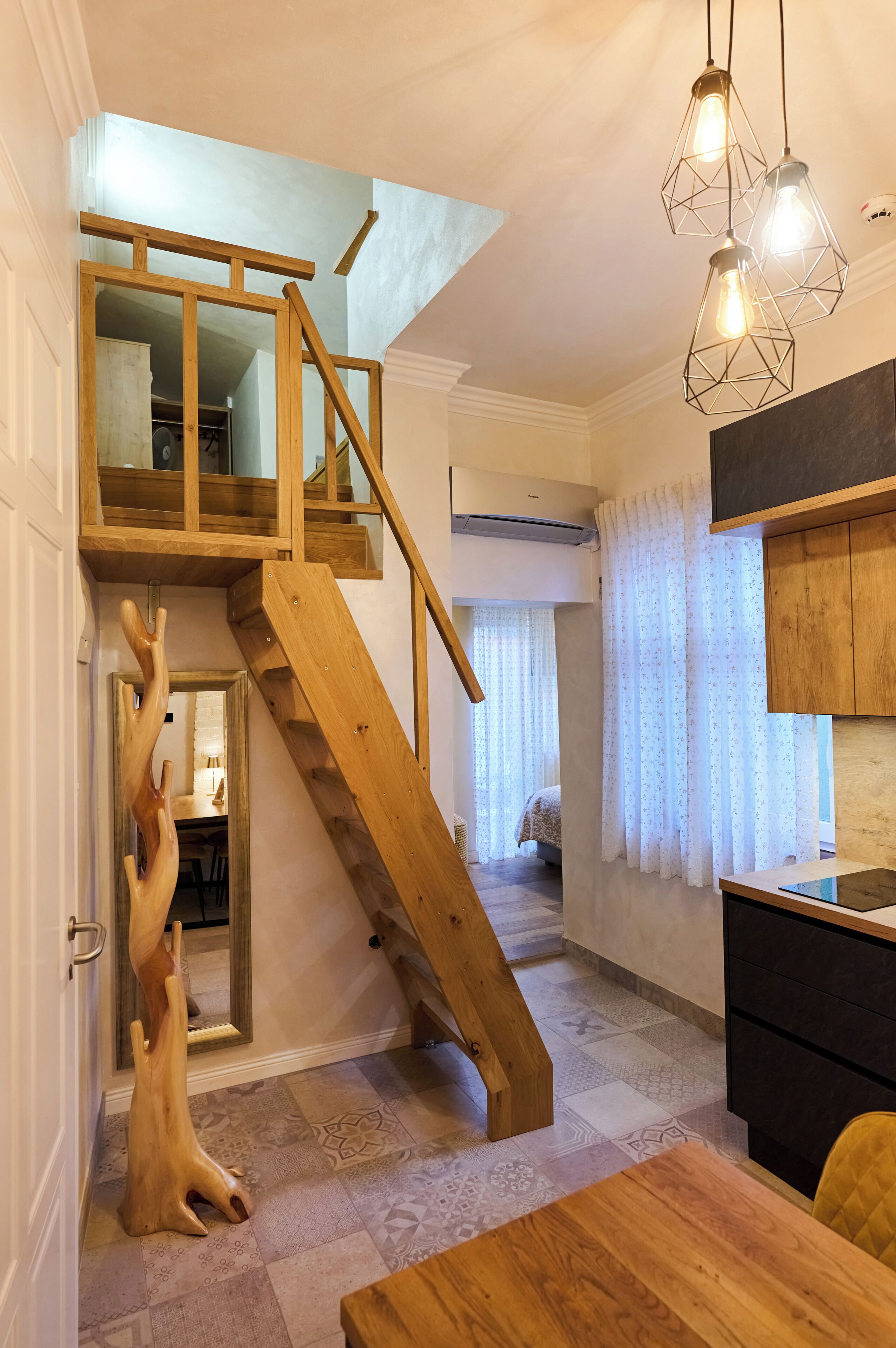 Minibar, caja de seguridad en la habitación y decoración personalizada 