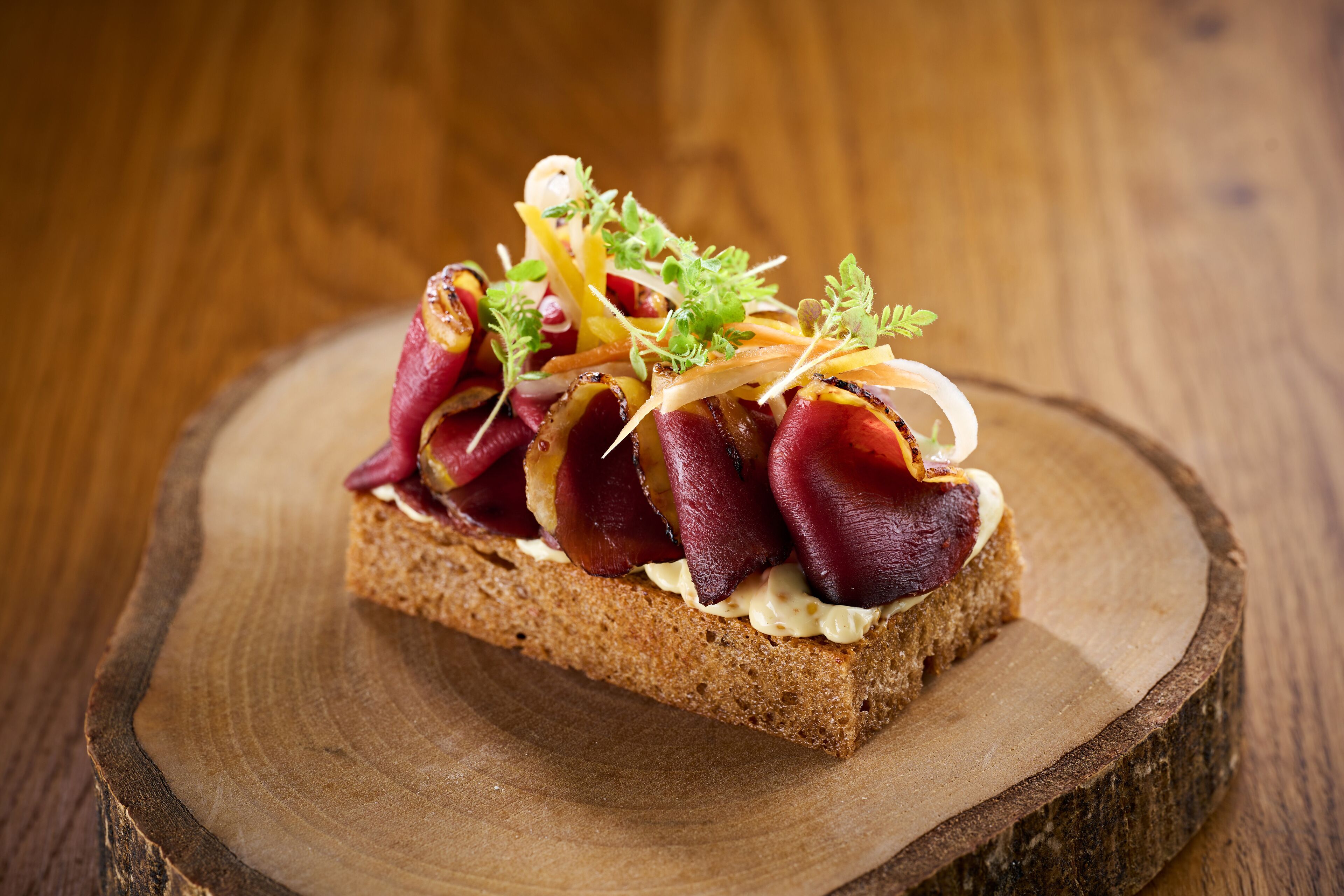 Un sándwich sobre una tabla de madera.
