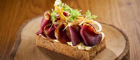 Un sándwich sobre una tabla de madera.