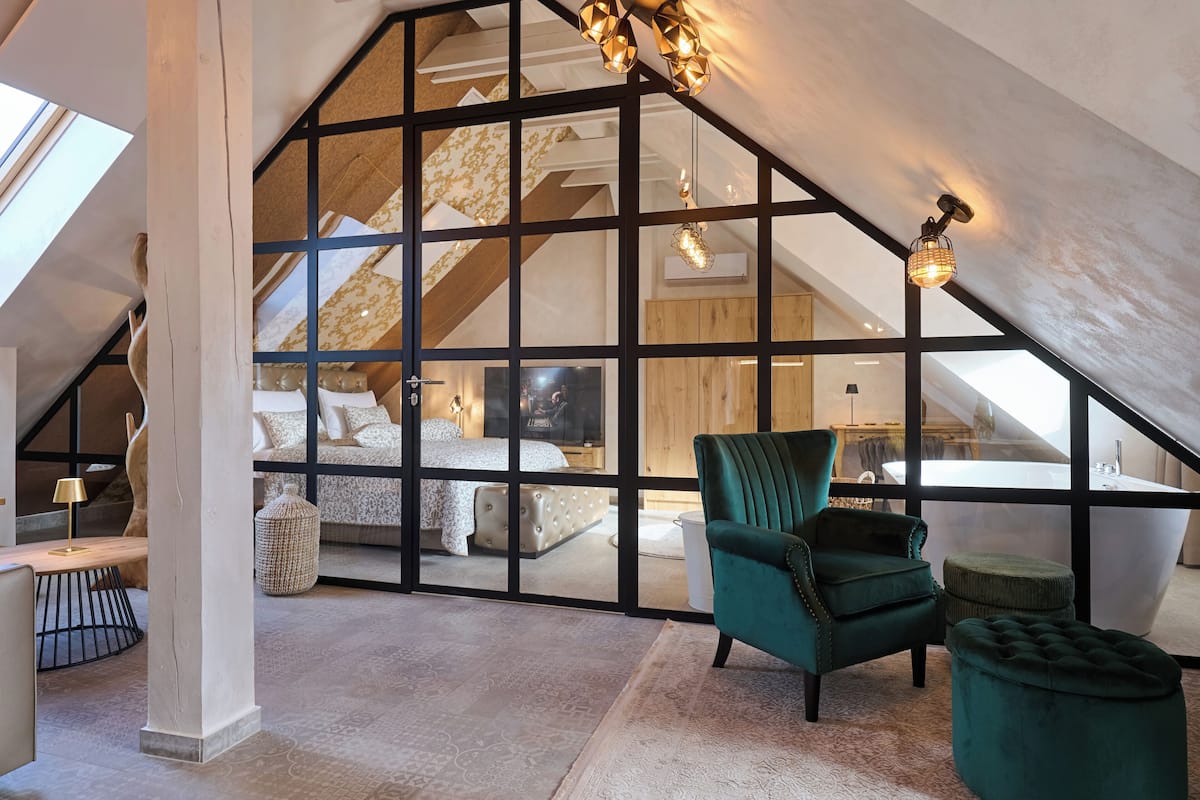 Minibar, caja de seguridad en la habitación y decoración personalizada