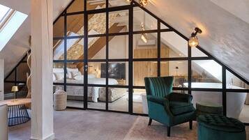 Deluxe-Apartment | Minibar, Zimmersafe, individuell dekoriert, individuell eingerichtet