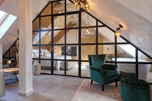 Minibar, caja de seguridad en la habitación y decoración personalizada 