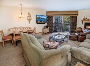 Een televisie, een open haard en een dvd-speler