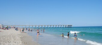 Ubicado entre el CANAL DE PLAYA Y BANCOS- ¡camine hasta PIER, RESTAURANTES Y COMESTIBLES!