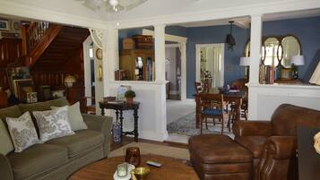 Smart TV, Netflix, DVD player, streaming services