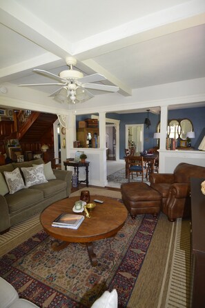 Smart TV, Netflix, DVD player, streaming services - Beautifully restored Victorian Mountain home furnished with authentic antiques! (Silverton)