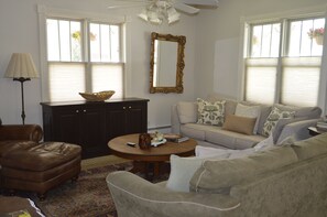 Smart TV, Netflix, DVD player, streaming services - Beautifully restored Victorian Mountain home furnished with authentic antiques! (Silverton)