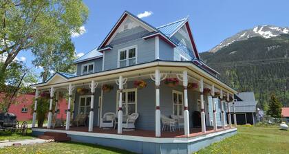 Kauniisti kunnostettu Victorian Mountain -koti, joka on sisustettu aitoilla antiikkilla!