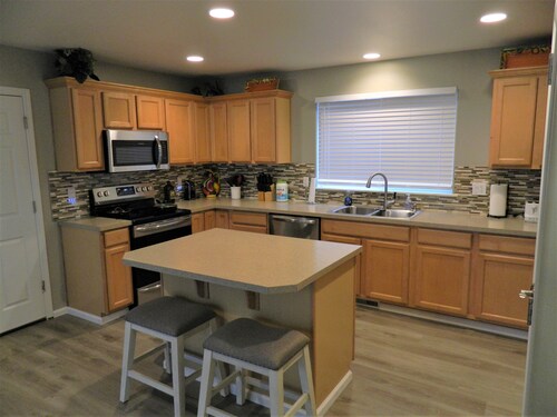 Upscale Puyallup Home ☆ Near Seattle, Tacoma, Puget Sound, Cascade Mountains