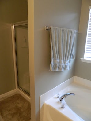 Ensemble douche/baignoire, sèche-cheveux, serviettes fournies, savon