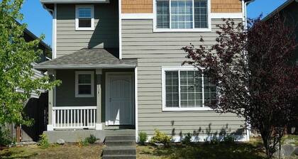 Upscale Puyallup Home ☆ Near Seattle, Tacoma, Puget Sound, Cascade Mountains
