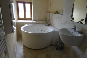 Combined shower/bathtub, hair dryer, towels, soap - Beautifully Restored, Large French Villa On The Banks Of The River Cele. (Cabrerets)