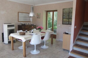 Dinning room with view to back garden.