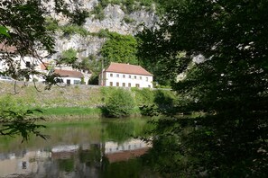 المنشأة من الخارج