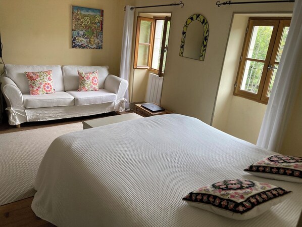 4 عدّة غرف نوم ومكواة/لوح كي وواي فاي وملاءات أسرّة