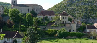 Magnifiquement restaurée, grande villa française sur les rives de la rivière Cele.