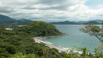 Tæt på stranden, liggestole, badehåndklæder