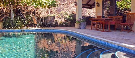 Una piscina al aire libre, una piscina infinita