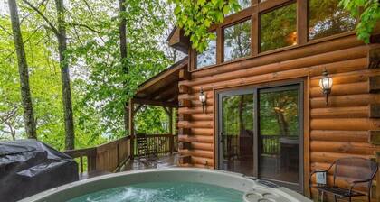 Laurel View Lodge on 3 makuuhuoneen, 3 kylpy hirsitalo, kaunis näköala, pelihuone, poreallas.