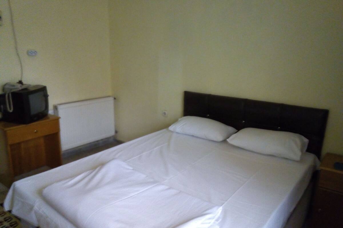 Roupas de cama premium, escrivaninha, espaço de trabalho para notebook