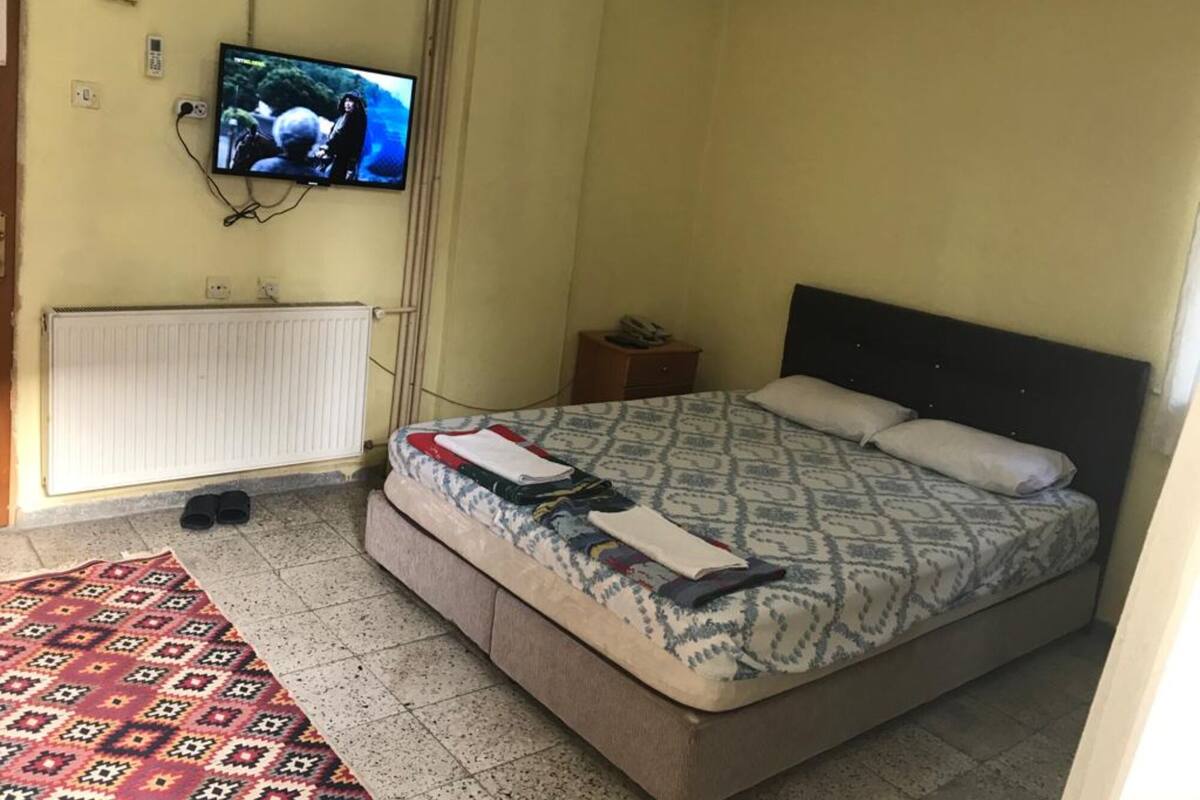 Roupas de cama premium, escrivaninha, espaço de trabalho para notebook