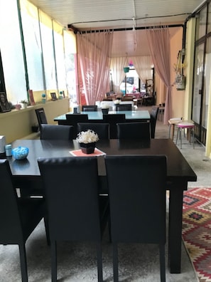 Café da manhã com pratos da culinária local grátis todos os dias