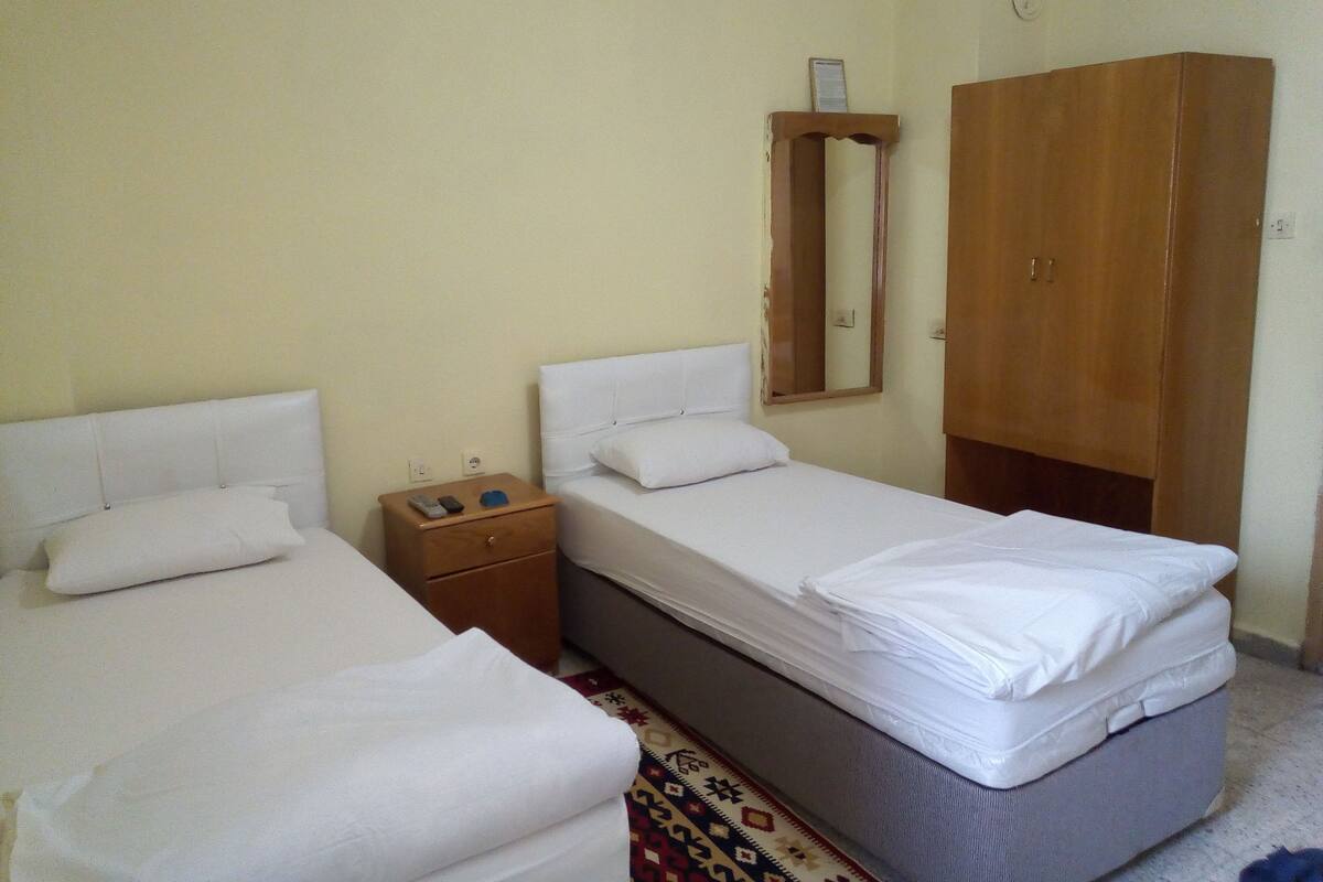 Roupas de cama premium, escrivaninha, espaço de trabalho para notebook