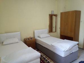 Roupas de cama premium, escrivaninha, espaço de trabalho para notebook
